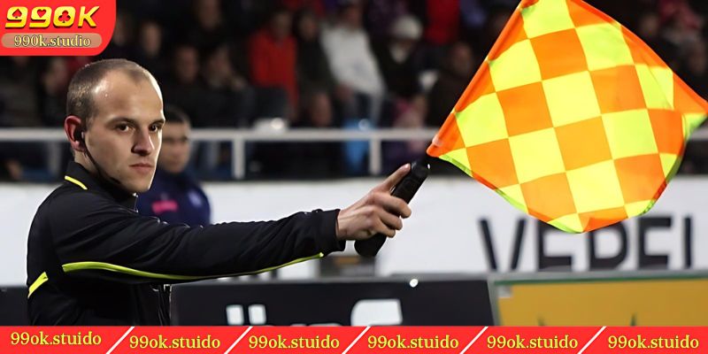 Trường hợp trọng tài được phép thổi phạt lỗi việt vị là gì?